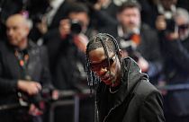 ABD'li rap müzik sanatçısı Travis Scott, Cannes'da kırmızı halı üzerinde yürüyor, 22 Mayıs 2023