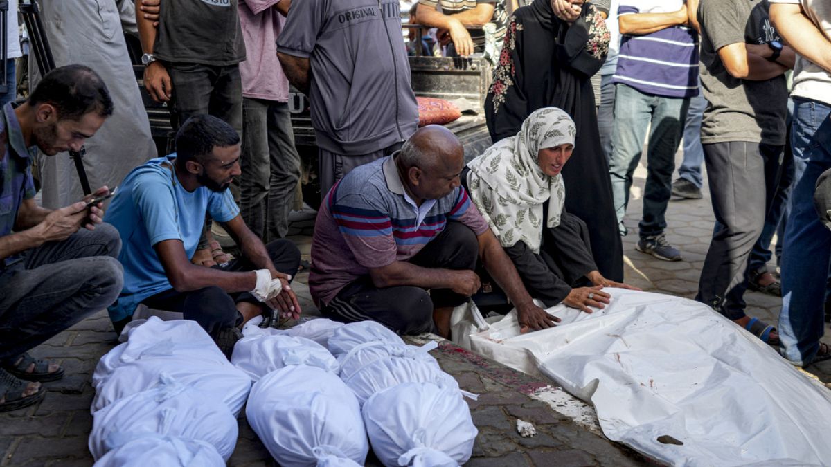 Des Palestiniens pleurent leurs proches tués lors des bombardements israéliens sur la bande de Gaza, dans un hôpital de Deir al-Balah, le samedi 10 août 2024.