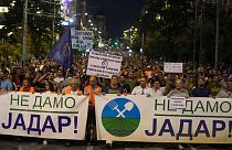 Transparente mit der Aufschrift „Wir geben Jadar nicht auf!“ bei einer Protestkundgebung gegen die Umweltverschmutzung und dien Lithiumabbau. Belgrad, 10. August 2024 