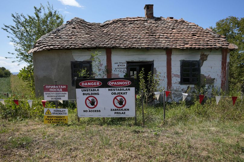 Vor einem Haus, das Rio Tinto im Dorf Gornje Nedeljice im Jadar-Tal gekauft hat, hängt ein Schild mit mit der Aufschrift „Zutritt für Unbefugte verboten", 6. August 2024.