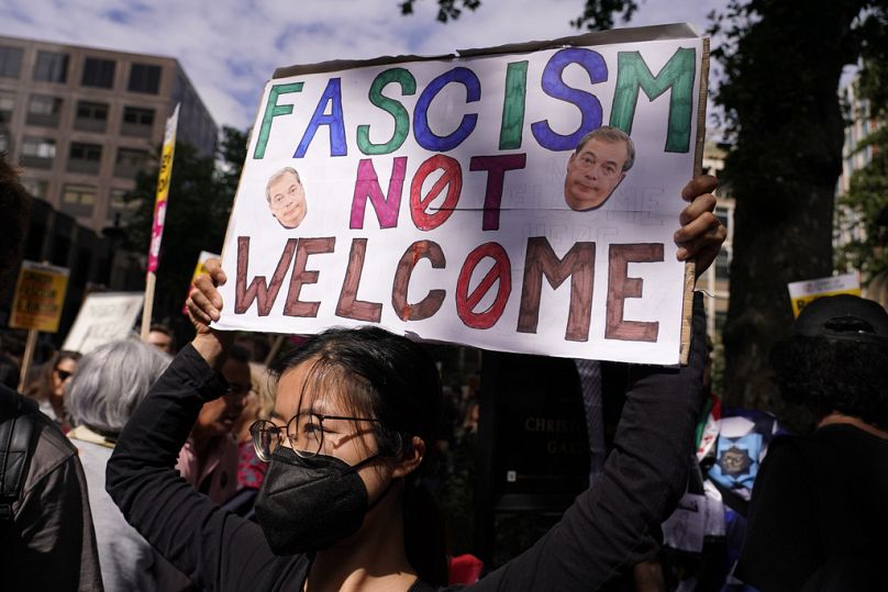 La protesta davanti agli uffici londinesi del partito Reform UK, Londra, 10 agosto 2024