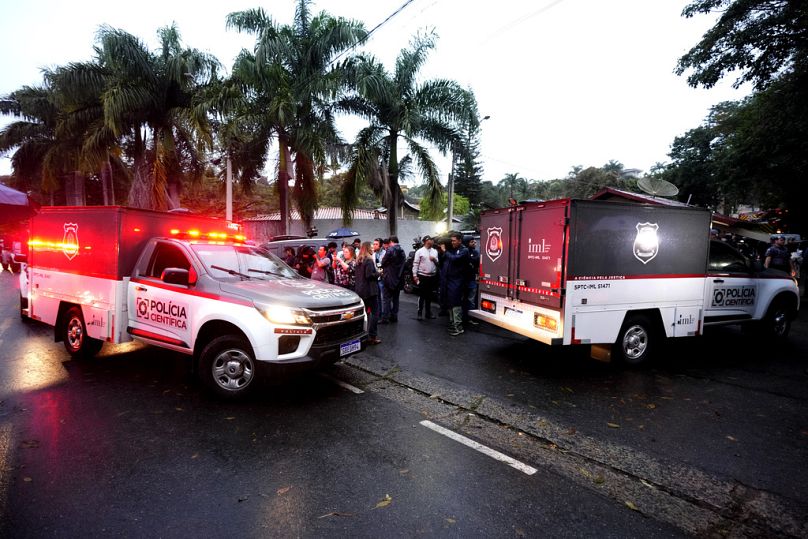 Vehículos policiales utilizados para transportar cadáveres abandonan la comunidad cerrada donde se estrelló un avión en Vinhedo, estado de Sao Paulo, Brasil, el sábado.