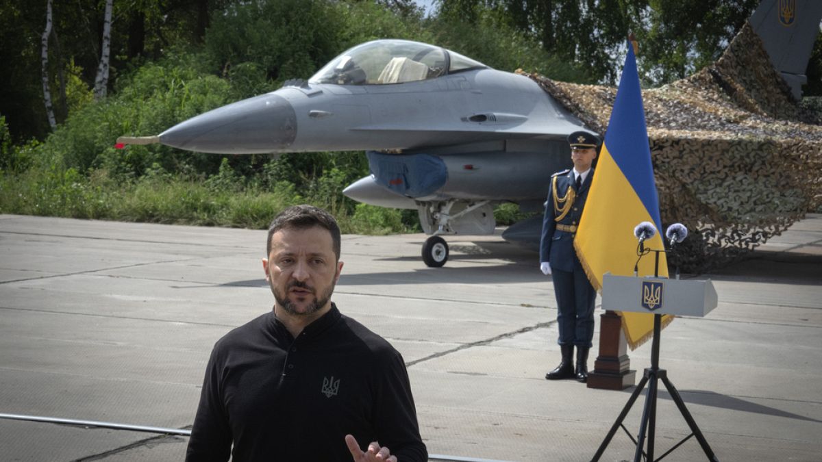 Volodomir Zelenszkij ukrán elnök egy Ukrajnának adományozott F-16os vadászgép előtt