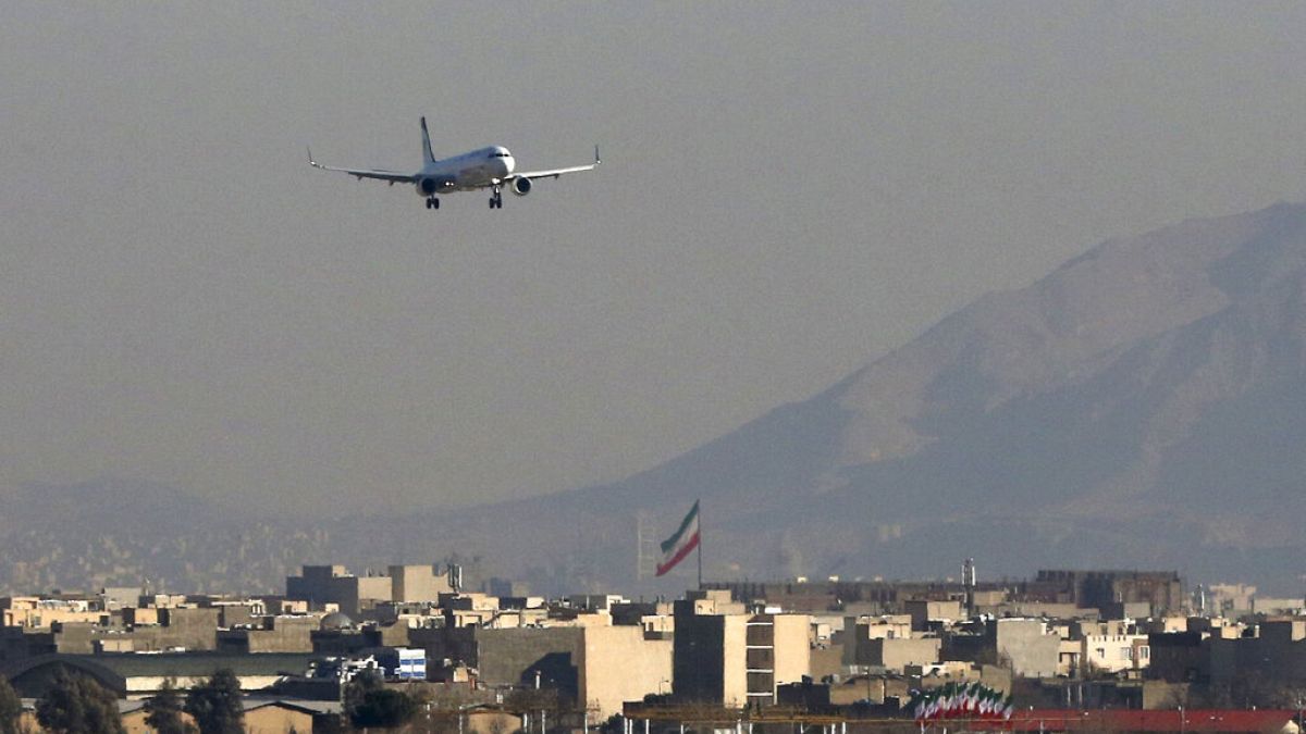 هواپیمای ایرباس بر فراز تهران