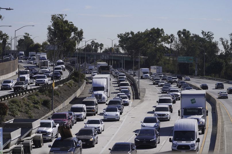 Sürücüler, Los Angeles'ta Interstate 10 otoyolunun kapanmasının ardından yoğun trafik nedeniyle Interstate 5 otoyolunun güney yönünde bekliyor, 14 Kasım 2023.