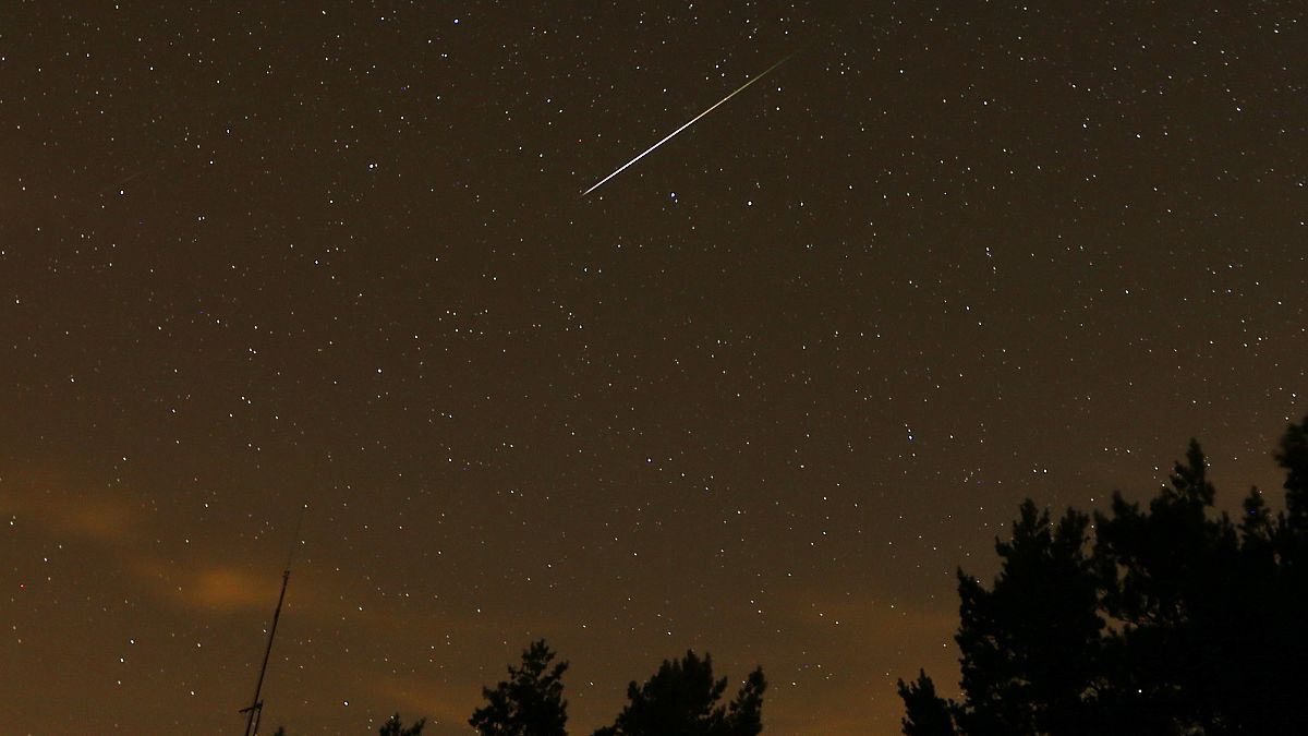 Perseid meteor yağmuru, her yıl Temmuz ve Ağustos aylarında, özellikle 12-13 Ağustos tarihlerinde zirveye ulaşan bir meteor yağmurudur.