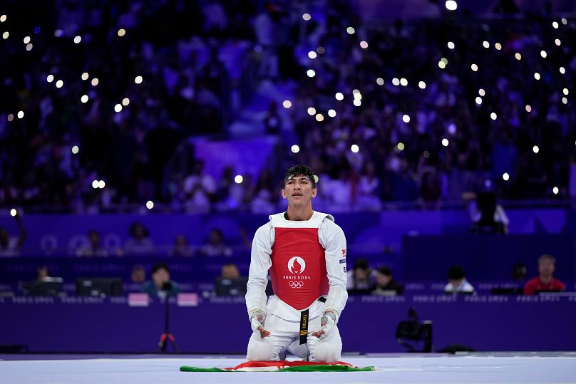 اللاعب الإيراني آريان سليمي يحتفل بعد فوزه بالميدالية الذهبية في نهائي التايكوندو فوق 80 كجم للرجال ضد البريطاني كادن كانينغهام، السبت 10 أغسطس 2024