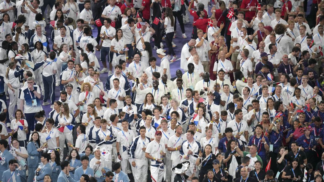 Les participants se rassemblent lors de la cérémonie de clôture des Jeux olympiques d'été 2024 au Stade de France, dimanche 11 août 2024, à Saint-Denis, en France.