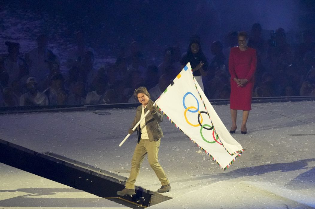 Tom Cruise tient le drapeau olympique lors de la cérémonie de clôture des Jeux olympiques d'été de 2024 au Stade de France, le dimanche 11 août 2024, à Saint-Denis, en France.