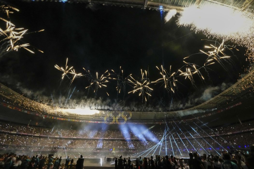 Des feux d'artifice éclatent pendant la cérémonie de clôture des Jeux olympiques d'été 2024 au Stade de France, le dimanche 11 août 2024, à Saint-Denis, en France.