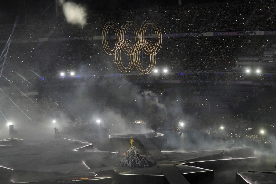 Un artiste se produit lors de la cérémonie de clôture des Jeux Olympiques d'été 2024 au Stade de France, dimanche 11 août 2024, à Saint-Denis, France.