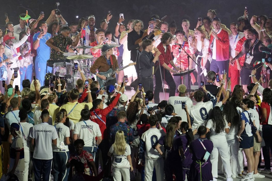 Phoenix se produit lors de la cérémonie de clôture des Jeux olympiques d'été de 2024 au Stade de France, le dimanche 11 août 2024, à Saint-Denis, en France.