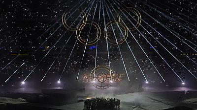 Des artistes se produisent lors de la cérémonie de clôture des Jeux olympiques d'été de 2024 au Stade de France, le dimanche 11 août 2024, à Saint-Denis, en France.