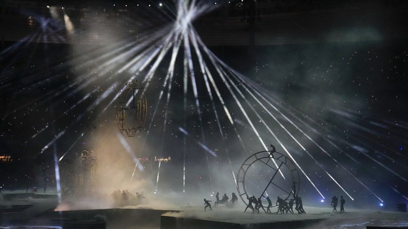 Artistas atuam durante a cerimónia de encerramento dos Jogos Olímpicos de verão de 2024 no Stade de France, domingo, 11 de agosto de 2024, em Saint-Denis, França.