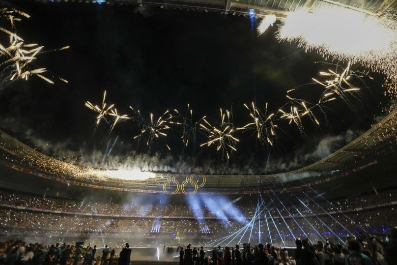 Fogo de artifício durante a cerimónia de encerramento dos Jogos Olímpicos de verão de 2024 no Stade de France, domingo, 11 de agosto de 2024, em Saint-Denis, França