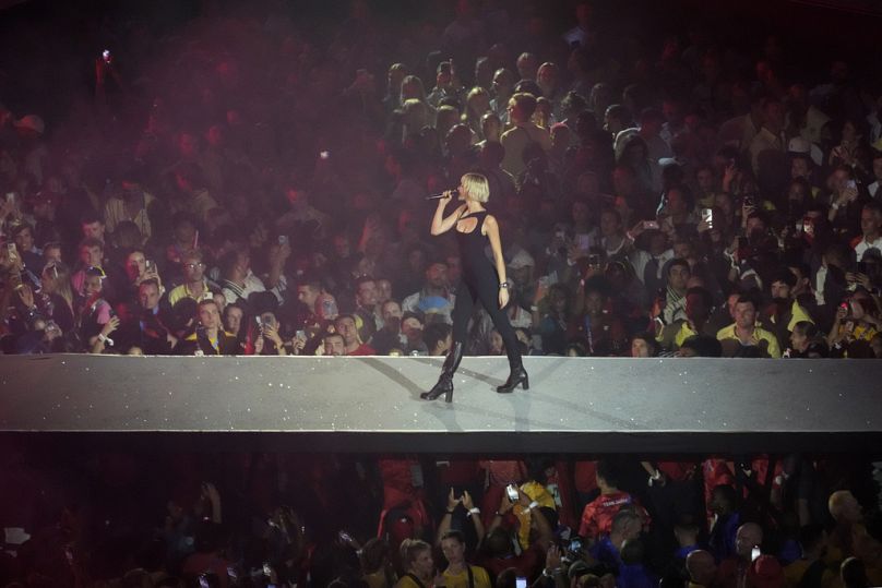 Angele si esibisce durante la cerimonia di chiusura delle Olimpiadi estive del 2024 allo Stade de France, domenica 11 agosto 2024, a Saint-Denis, Francia