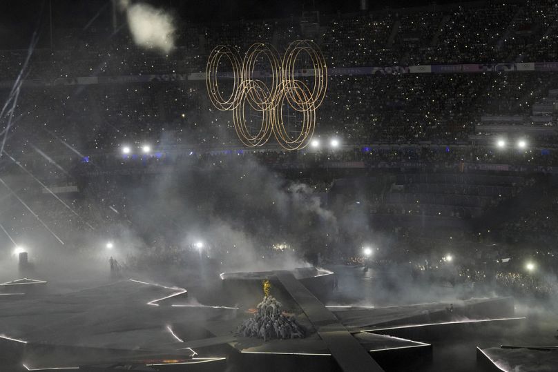 Um artista atua durante a cerimónia de encerramento dos Jogos Olímpicos de verão de 2024 no Stade de France, domingo, 11 de agosto de 2024, em Saint-Denis, França