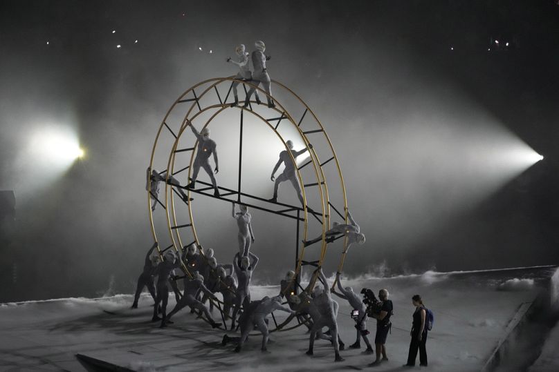 Artisti si esibiscono durante la cerimonia di chiusura delle Olimpiadi estive 2024 allo Stade de France, domenica 11 agosto 2024, a Saint-Denis, Francia