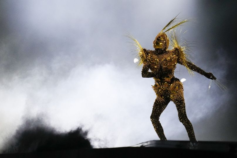 Um artista atua durante a cerimónia de encerramento dos Jogos Olímpicos de verão de 2024 no Stade de France, domingo, 11 de agosto de 2024, em Saint-Denis, França