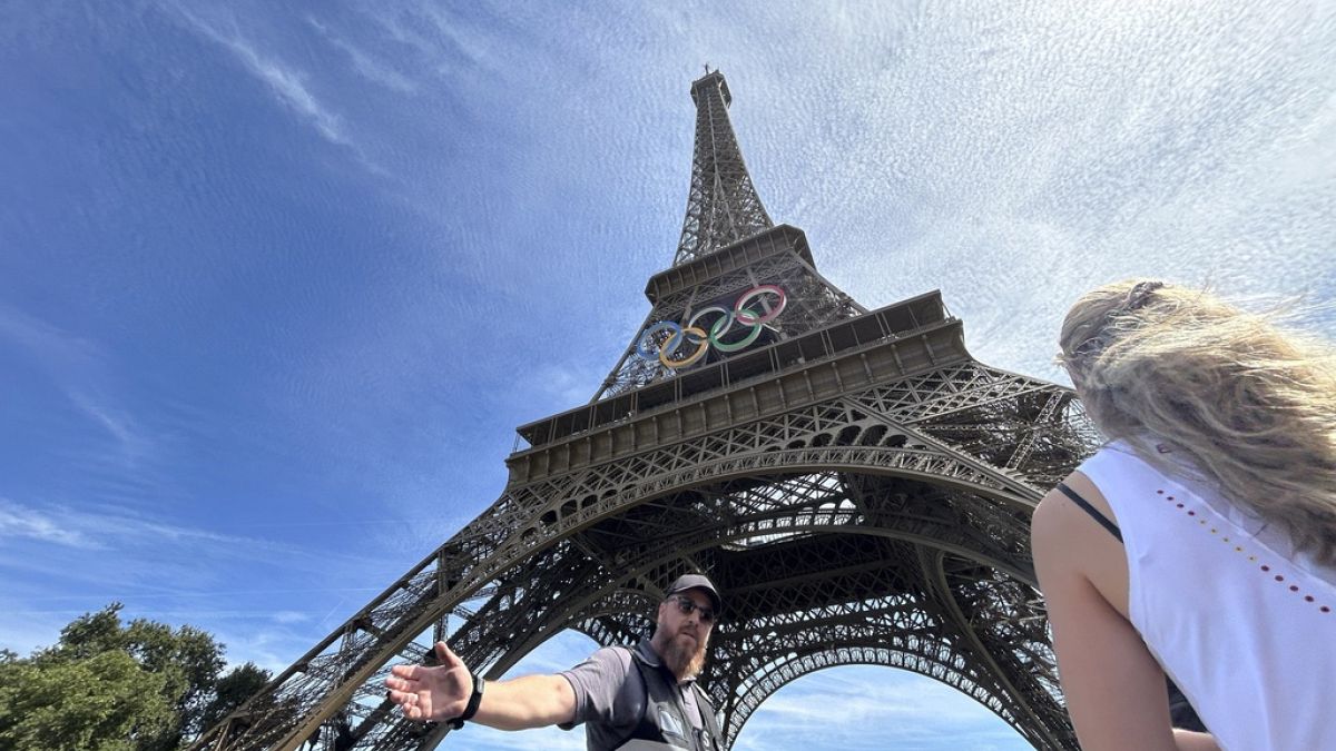 La polizia evacua l'area intorno alla Torre Eiffel dopo che un uomo è stato visto arrampicarsi sul monumento storico