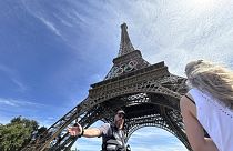 La polizia evacua l'area intorno alla Torre Eiffel dopo che un uomo è stato visto arrampicarsi sul monumento storico