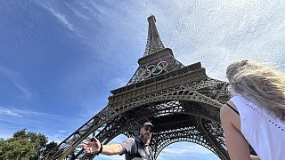 A polícia evacua a zona em redor da Torre Eiffel depois de um homem ter sido visto a escalar o monumento histórico