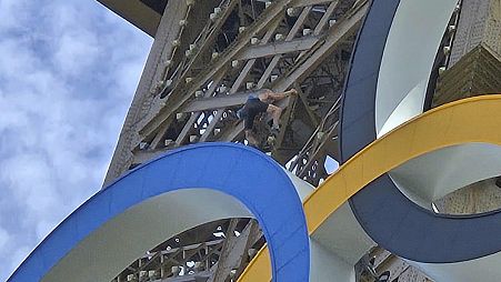 Evacúan la torre Eiffel ya que un hombre la está escalando. 11/08/2024