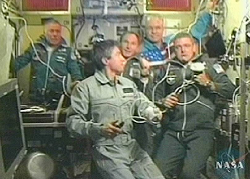 Szergej Krikaljev (elöl, világos kezeslábasban) az ISS-en, 2005-ben