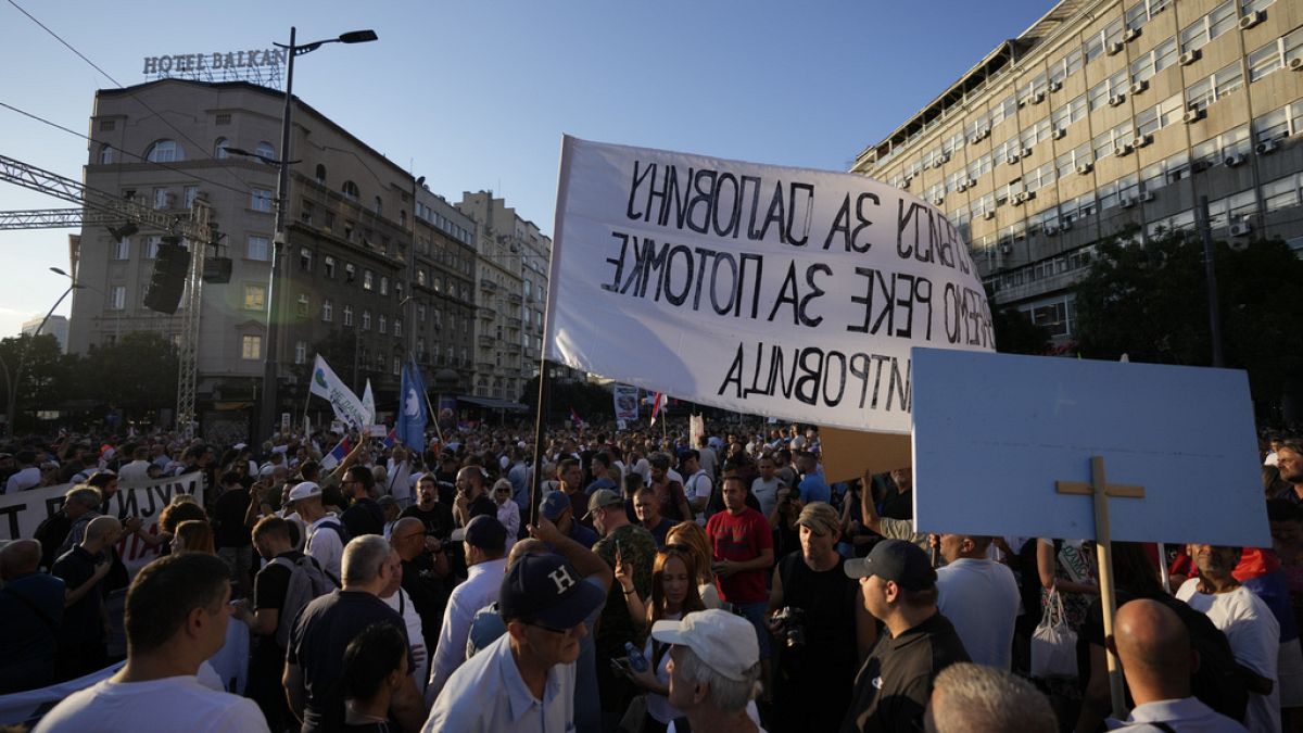 İnsanlar 10 Ağustos 2024 Cumartesi günü Sırbistan'ın başkenti Belgrad'da kirliliğe ve ülkedeki bir lityum madeninin işletilmesine karşı düzenlenen protestoya katıldı.