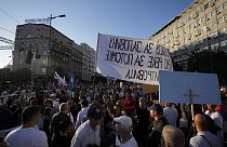 İnsanlar 10 Ağustos 2024 Cumartesi günü Sırbistan'ın başkenti Belgrad'da kirliliğe ve ülkedeki bir lityum madeninin işletilmesine karşı düzenlenen protestoya katıldı.