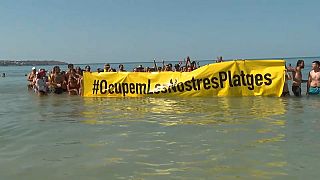 Über 100 Demonstranten haben sich am Ballermann auf der Baleareninsel Mallorca versammelt, um einen Protest zu veranstalten. 