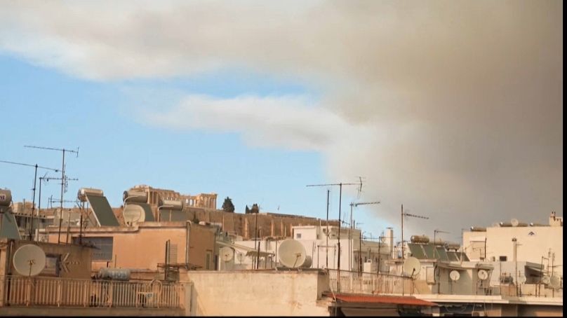 Columna de humo junto al Partenón. 