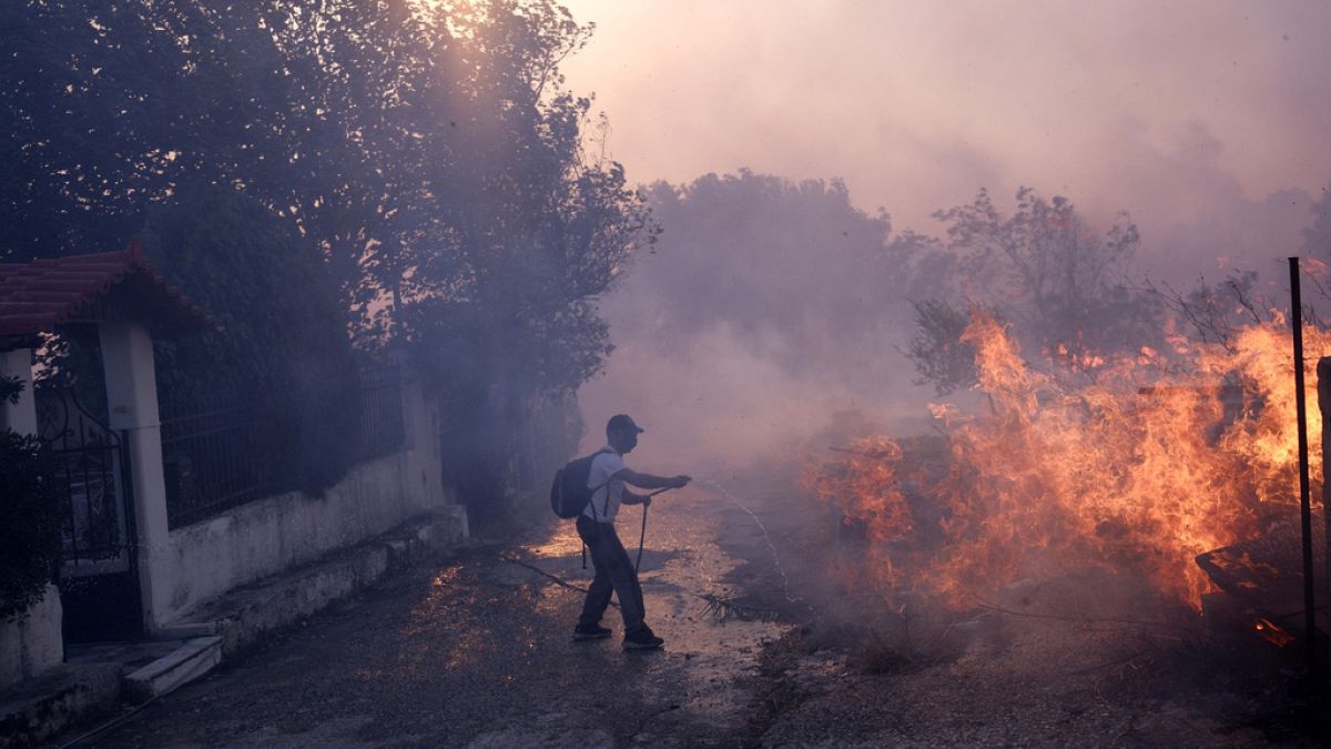 Σε εξέλιξη τα πύρινα μέτωπα στη βορειοανατολική Αττική