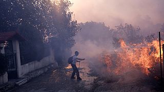 Σε εξέλιξη τα πύρινα μέτωπα στη βορειοανατολική Αττική