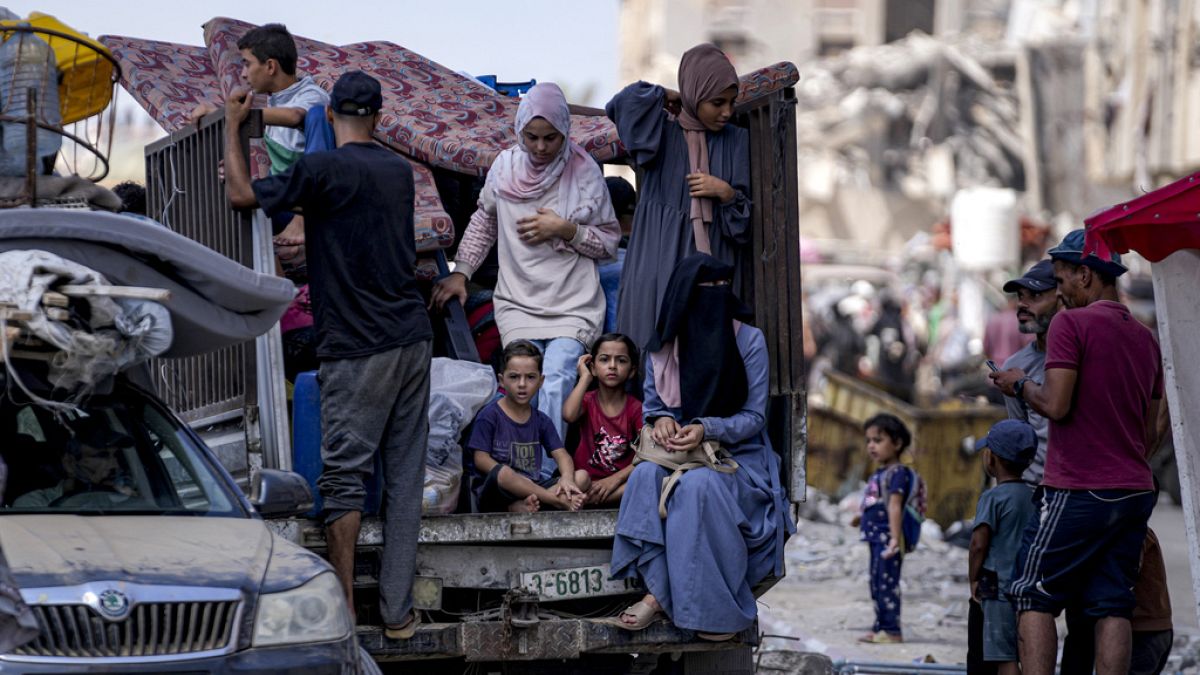 I palestinesi sfollati a causa dell'offensiva aerea e terrestre israeliana sulla Striscia di Gaza fuggono da Hamad City, in seguito all'ordine di evacuazione impartito dall'esercito israeliano di lasciare parti della città. 