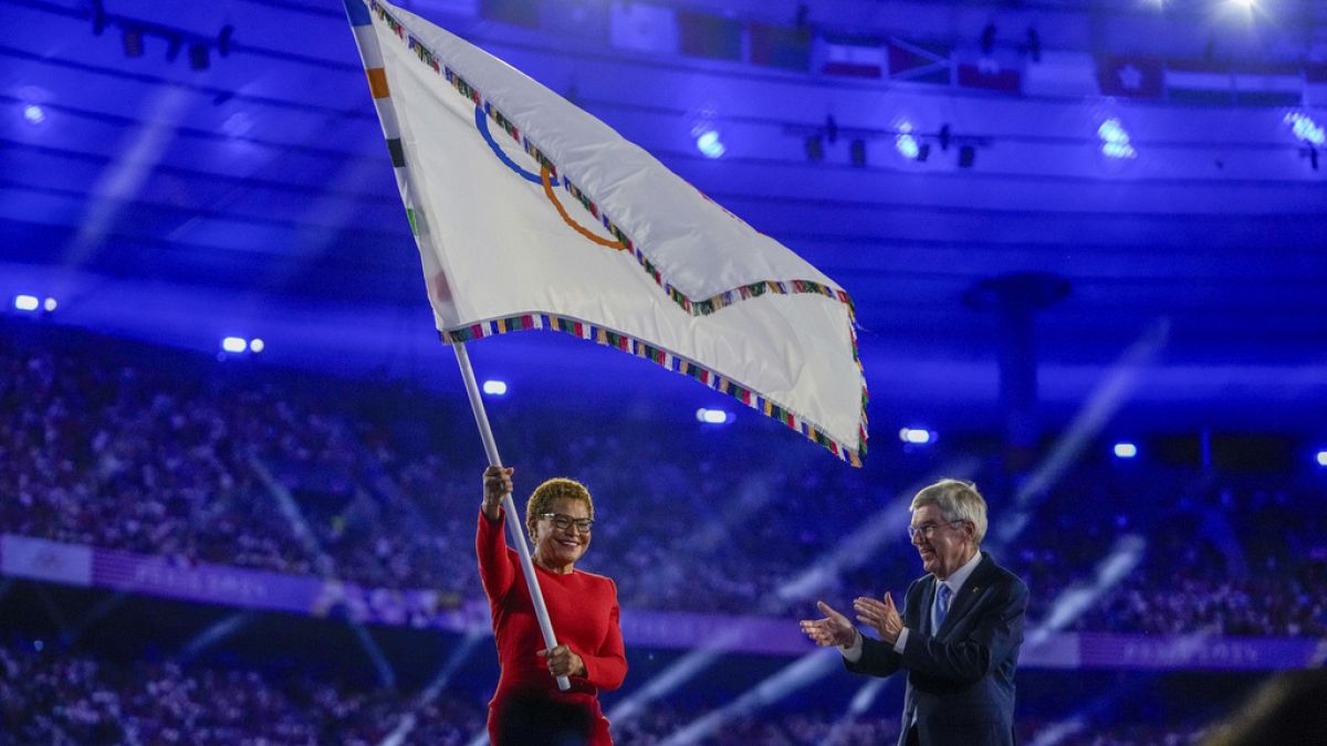 Die olympische Flagge wird aus Paris an Los Angeles übergeben