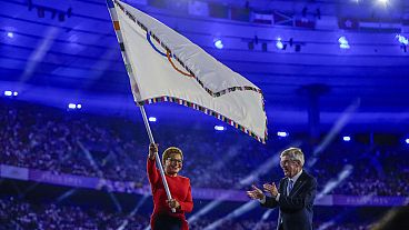 Die olympische Flagge wird aus Paris an Los Angeles übergeben