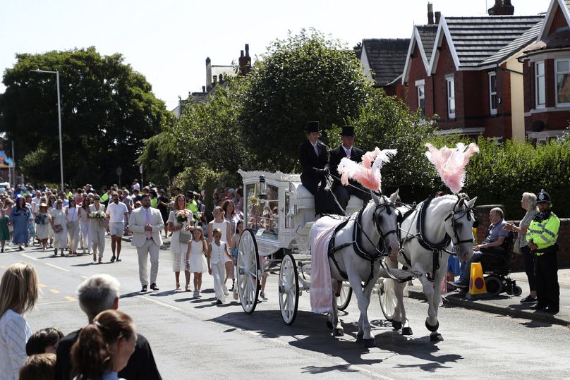 Funeral de Alice, una de las niñas asesinadas en Southport, Inglaterra, en una clase de baile con temática de Taylor Swift.