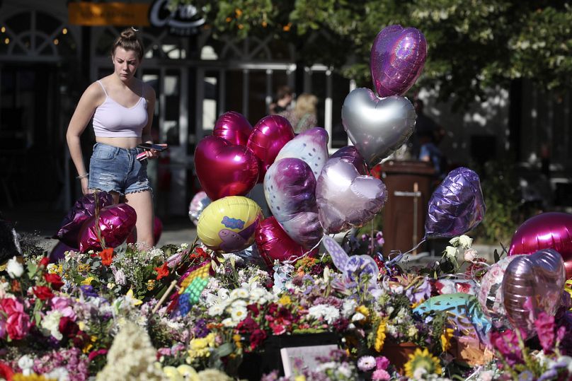 Homenaje a las niñas asesinadas en Southport, Inglaterra, en una clase de baile con temática de Taylor Swift. 