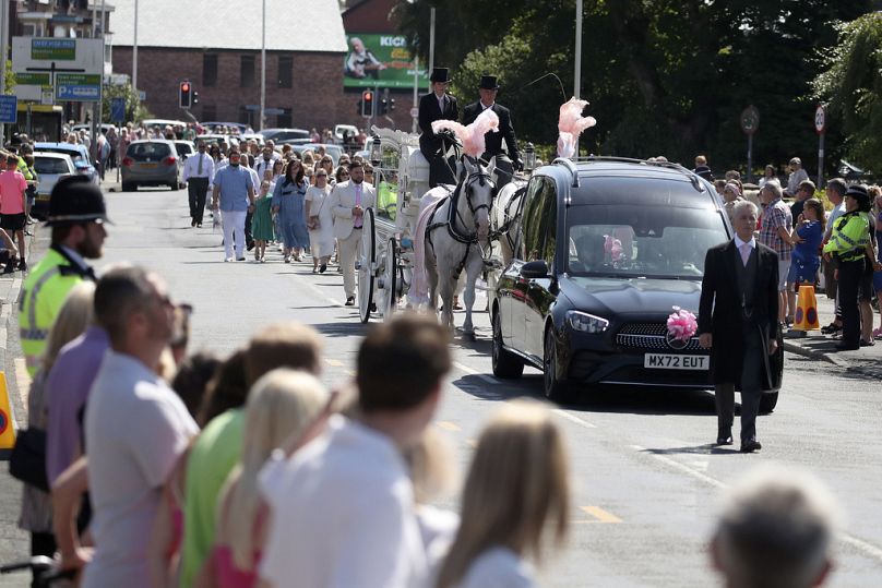 O cortejo fúnebre no funeral da vítima de esfaqueamento de Southport, Alice da Silva Aguiar, na Igreja de São Patrício em Southport, Inglaterra, 11 de agosto