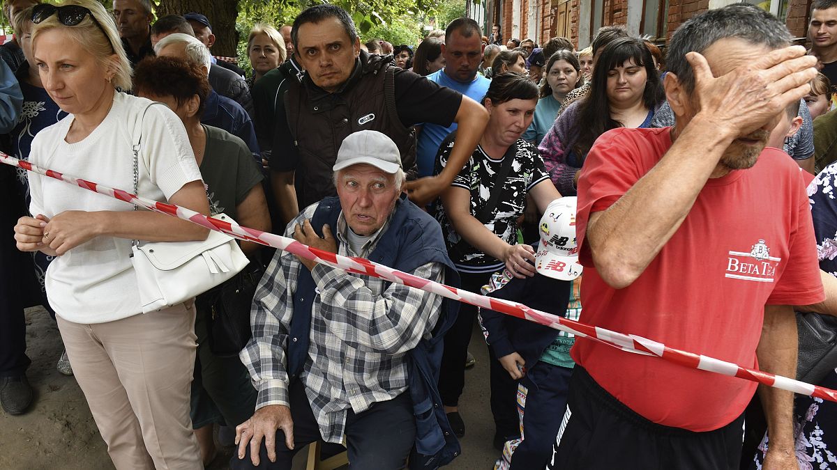 Des personnes évacuées font la queue pour recevoir de l'aide humanitaire dans un centre de distribution à Koursk, Russie, lundi 12 août 2024. 