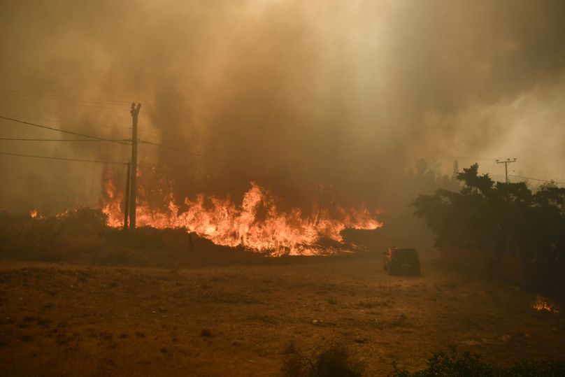 Dutzende von Feuerwehrleuten, unterstützt von Dutzenden von Hubschraubern, kämpften gegen die Flammen, Montag 12, 2024.