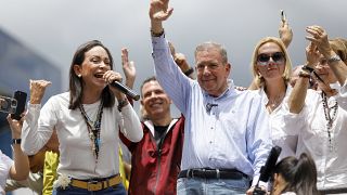 María Corina Machado, a la izquierda, y Edmundo González se dirigen a sus partidarios en Caracas, Venezuela, el martes 30 de julio de 2024