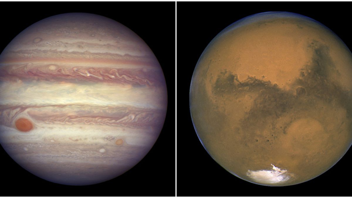 Esta imagen combinada, creada a partir de dos fotos proporcionadas por la NASA, muestra a Júpiter fotografiado el 3 de abril de 2017, a la izquierda, y a Marte fotografiado el 26 de agosto de 2003, a la derecha.