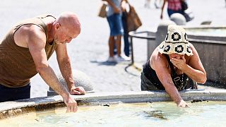 Pessoas refrescam-se numa fonte num dia quente em Roma, em junho de 2024. No verão passado, a Itália registou mais de 12 000 mortes relacionadas com o calor.