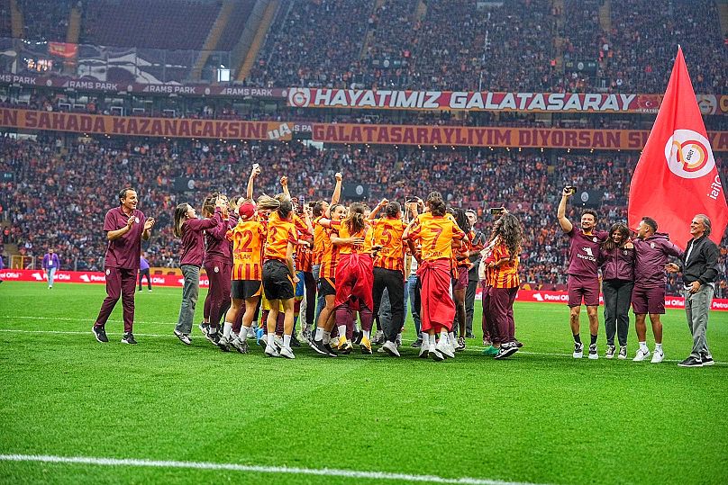 Galatasaray Kadın Futbol Takımı galibiyeti kutluyor.