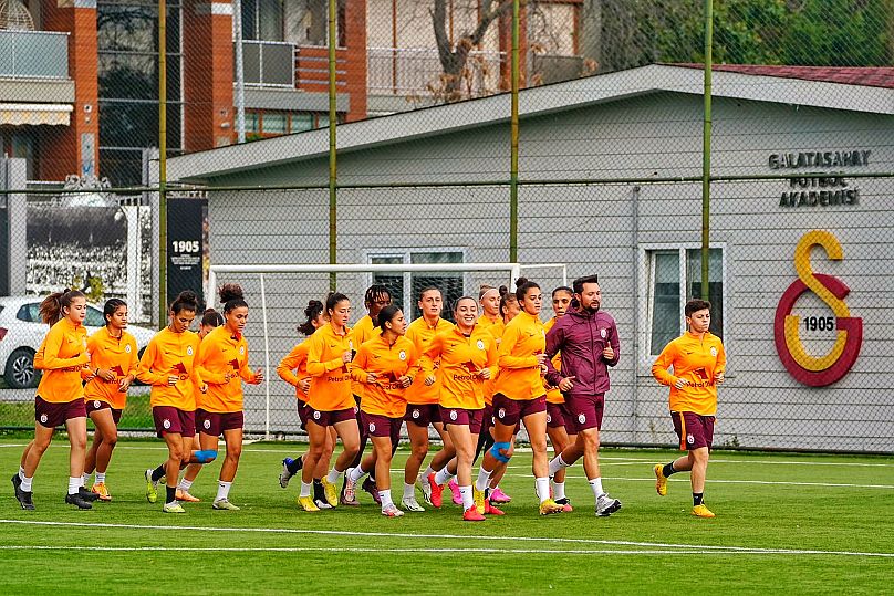 Galatasaray Kadın Futbol Takımı antrenman yapıyor.