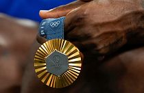 LeBron James hält seine Goldmedaille während des Goldmedaillen-Basketballspiels der Frauen in der Bercy Arena bei den Olympischen Sommerspielen 2024, Sonntag, 11. August 2024, in Paris, Frankreich. 