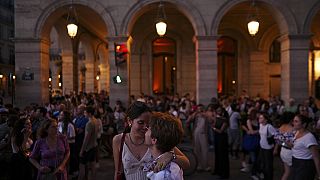 Ein Paar umarmt sich auf der Rue de Rivoli am letzten Tag der Olympischen Sommerspiele 2024, Sonntag, 11. August 2024, in Paris, Frankreich.