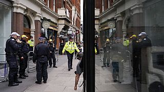 Polis memurları, 10 Ağustos 2024 Cumartesi günü Londra'da aşırı sağ karşıtı bir protesto öncesinde Reform UK adlı siyasi partinin Londra'daki ofisinin önünde devriye geziyor.